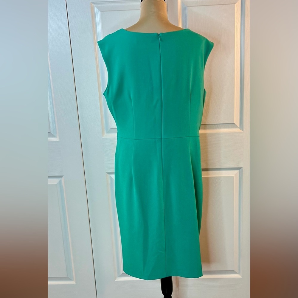 dressbarn sleeveless Green Dress with Gold Chain - Picture 4 of 16